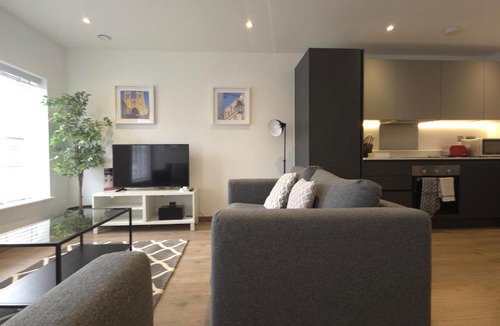 Thames Ditton Apartment | Roomspace Serviced Apartments - Harvest Lane