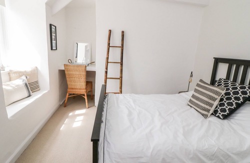 Egloshayle Cottage | ROSE COTTAGE, pet friendly, character holiday cottage in Wadebridge