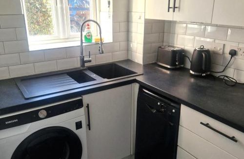 Rushden House | Rushden 3 BD 2 Bath Parking