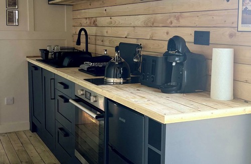 Ashton Keynes Cottage | RUSTWOOD MANOR, pet friendly, with a garden in Minety