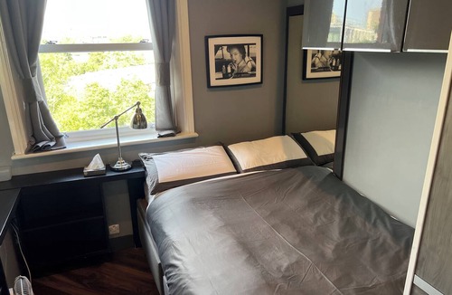 Bishop's Apartment | Sabelli House - Ensuite bedroom Top Floor City View Opposite Tube station