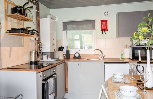 Bont Newydd Cottage | SAMPHIRE, with pool in Caernarfon