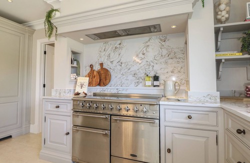 Rustington Cottage | SEA ESTATE HOUSE, pet friendly, luxury holiday cottage in Rustington