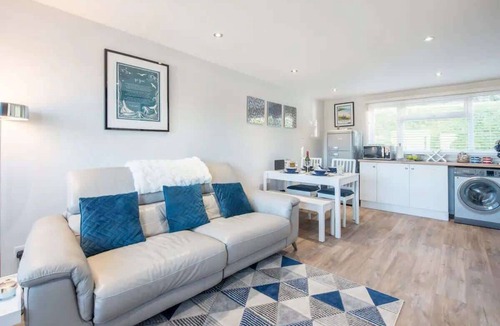 Pembroke House | Sea View Chalet | Walk to Freshwater Beach