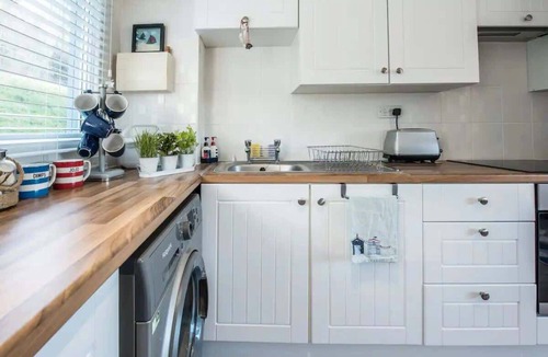 Pembroke House | Sea View Chalet | Walk to Freshwater Beach