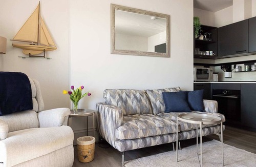 Bognor Regis Apartment | Seafront Apartment with Balcony & Panoramic Views