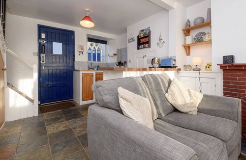 Looe House | Seafront House Overlooking Looe Beach. Pet friendly and Reserved Parking Space 1 minute walk!