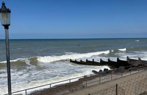 Sheringham Apartment | Seafront Sheringham 1 bed Apt sleeps 4 - 1xdog