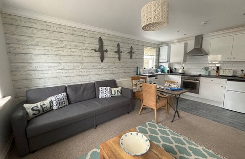 Eastbourne City Centre Apartment | Seashells a charming ground‑floor 1‑bedroom apartment, own entrance, parking
