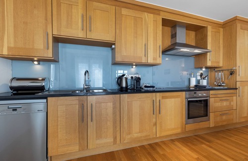 Brora Apartment | Second-floor 2-bedroom apartment with sea views overlooking the famous James Braid Brora Golf Course.