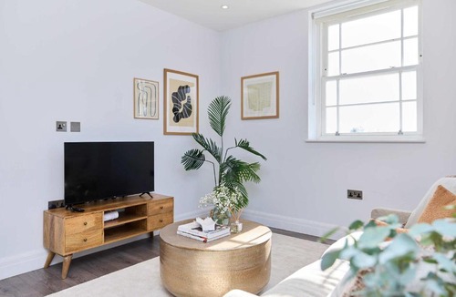 Chiswick Riverside Apartment | Second Storey at Kew