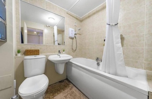 Ladywell Apartment | Self contained 1 bed flat next to transport for Canary Wharf and Excel