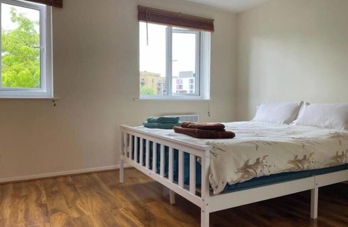 Ladywell Apartment | Self contained 1 bed flat next to transport for Canary Wharf and Excel