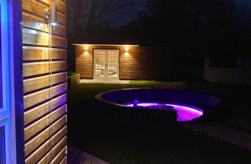 Cribbs Causeway Apartment | Self contained cabin - The VenU