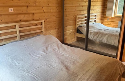 Shinfield House | Self Contained log cabin with lot of greenery