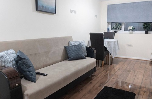 Dudden Hill Apartment | Self contained studio with separate living area