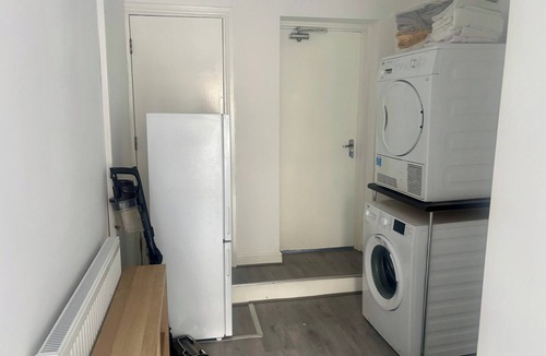 Dudley Apartment | Serene Studio in Dudley