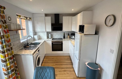 Bedford House | Serviced Accommodation, 3 Bed, allocated off road parking, Contractor Ready
