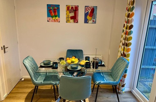 Bedford House | Serviced Accommodation, 3 Bed, allocated off road parking, Contractor Ready