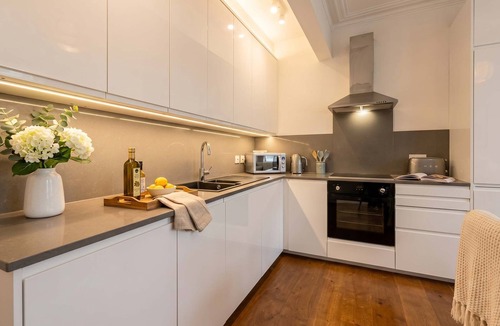 Elephant and Castle Apartment | Shard View on Terrace 4BR Rare London Station Stay, Close to London Eye, 2 Min walk From Station, Cinematic Scenes for 10