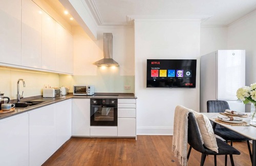 Elephant and Castle Apartment | Shard View on Terrace 4BR Rare London Station Stay, Close to London Eye, 2 Min walk From Station, Cinematic Scenes for 10