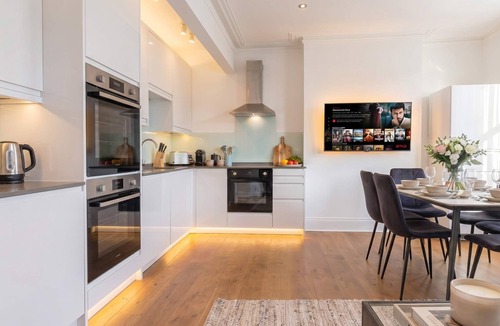 Elephant and Castle Apartment | Shard View on Terrace 4BR Rare London Station Stay, Close to London Eye, 2 Min walk From Station, Cinematic Scenes for 10