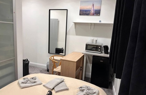 Cathedrals Cabin | Shard View Room central London