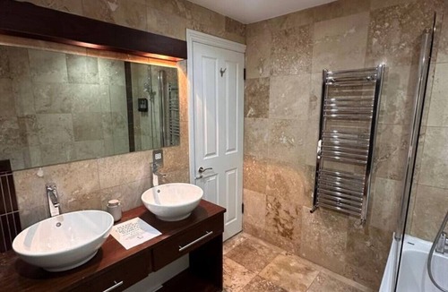 Cathedrals Cabin | Shard View Room central London