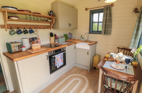 Chop Gate Cottage | SHEEP COTE SHEPHERDS HUT, romantic, with a garden in Stokesley