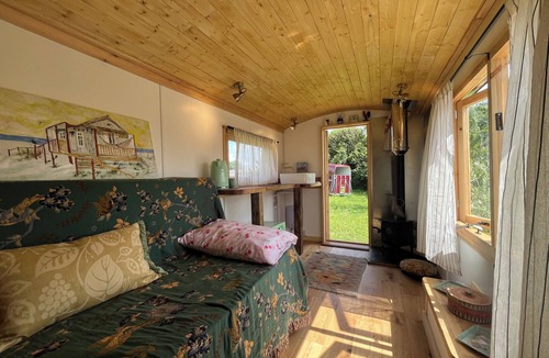 Stroud Cottage | SHEPHERD HUT, pet friendly, with a garden in Painswick