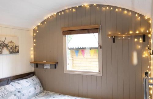 Oakmere Apartment | Shepherd's Hut - Sleeps 2 - Hot Tub