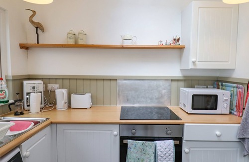Teignmouth Cottage | SHIPWRIGHTS COTTAGE, pet friendly, with a garden in Teignmouth