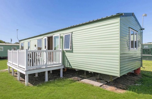 Helston House | Silver Caravan with parking, ensuite & decking