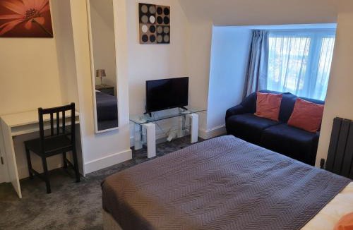 Hemel Hempstead Apartment | Silvertree Lodge - 2 double bed flat with parking