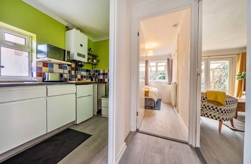 Bristol House | Single-level stay with private garden, free parking and fast WiFi
