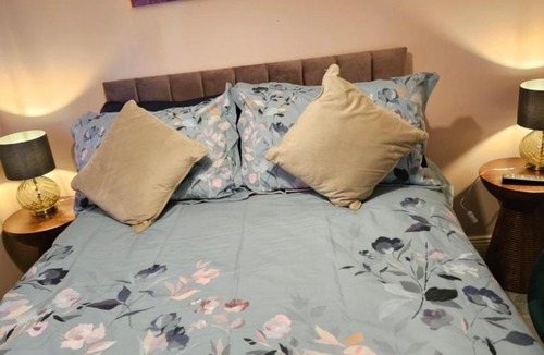 Swindon House | Siobhan's abode 3 Deluxe doubles and 1 king size NO PETS
