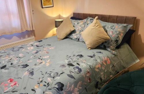 Swindon House | Siobhan's abode 3 Deluxe doubles and 1 king size NO PETS