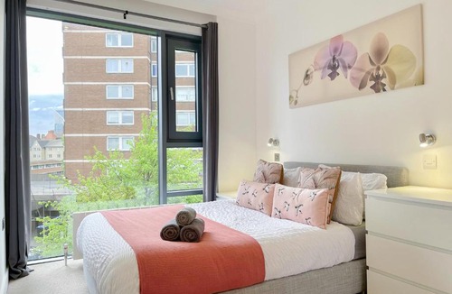 Elephant and Castle Apartment | Sleek 3-bedroom AC flat with Balcony, Lift access, FREE WiFi in Southwark, Borough near The Shard by Staylio London