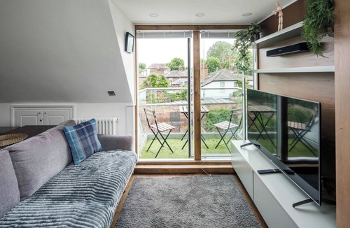 Ravenscourt Park Apartment | Sleek and Stylish 1BD Apt w/Balcony, Hammersmith