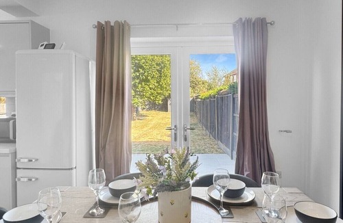 Codnor House | Sleeps 10 4 bed Ripley with Garden & Driveway
