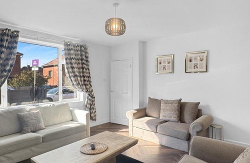 Codnor House | Sleeps 10 4 bed Ripley with Garden & Driveway