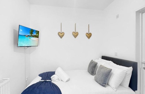 Codnor House | Sleeps 10 4 bed Ripley with Garden & Driveway