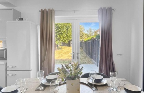 Codnor House | Sleeps 10 4 bed Ripley with Garden & Driveway