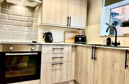 Ellesmere House | Sleeps 2 -Central Ellesmere -Parking - PetFriendly
