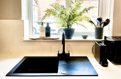 Ellesmere House | Sleeps 2 -Central Ellesmere -Parking - PetFriendly
