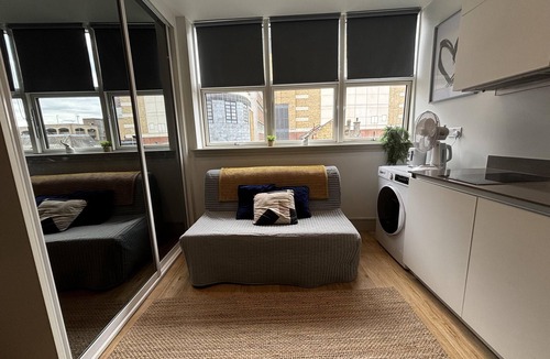 Broad Green Apartment | Sleeps 2 Studio -Central Croydon London -WiFi & Tv