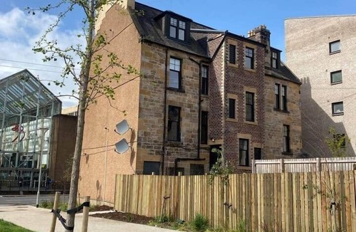 Paisley Apartment | Sleeps 5 Central Spacious above live music pub