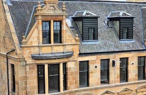 Paisley Apartment | Sleeps 5 Central Spacious above live music pub
