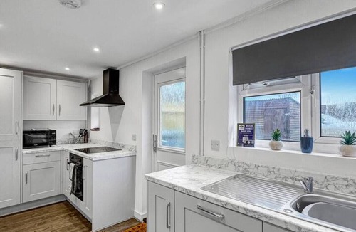 Balderton House | Sleeps 8, 4 bed 2 bathroom house with parking