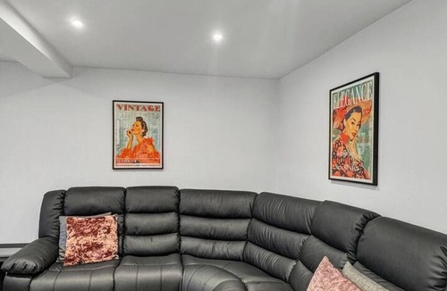 Balderton House | Sleeps 8, 4 bed 2 bathroom house with parking